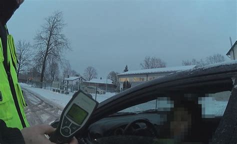 Ходить не может, а ехать — да! В Лимбажском крае поймали водителя с 4 ...
