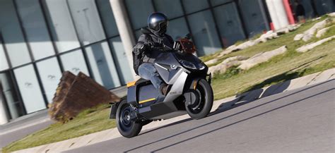 Essai Le Bmw Ce Un Maxi Scooter Urbain Qui Lectrise Actu Moto