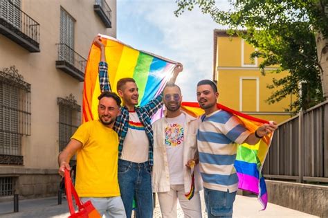 Amigos homossexuais se divertindo na festa do orgulho gay na cidade diversidade de demonstração