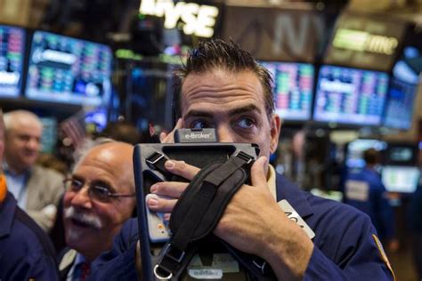 Wall Street Jatuh 1 Lebih