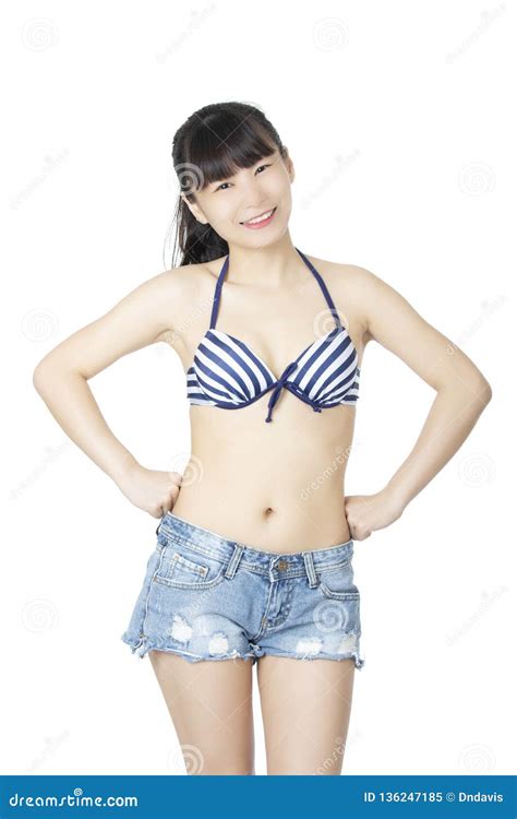 Belle Femme Chinoise Utilisant Un Bikini Sexy Sur Le Fond Blanc Image