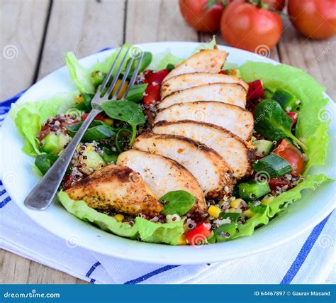 Ensalada De La Quinoa Con El Pollo Y Las Verduras Asados A La Parrilla