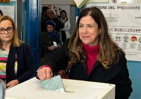 Elezioni In Sardegna Affluenza Al 52 4 Todde In Vantaggio Politica