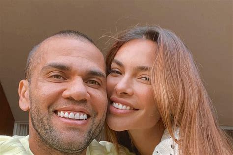 La Mujer De Dani Alves Joana Sanz Se Mantiene Al Lado De Su Marido