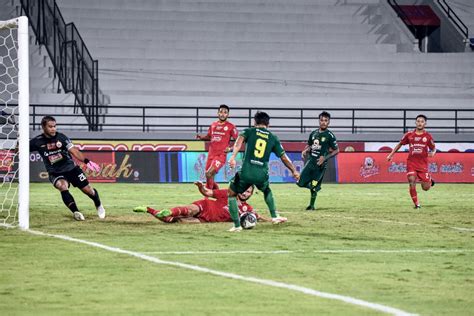 Gol Penalti Konate Pupuskan Kemenangan Persebaya Atas Persija