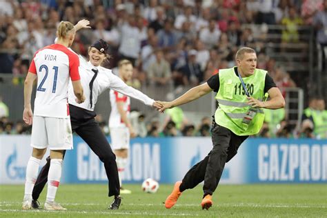 Post Rusia 2018 Pussy Riot el colectivo feminista que irrumpió en la final del mundial FOTOS