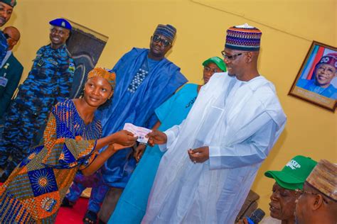 Nasarawa Governor Sule Presents N200 000 Cheques To 40 Best