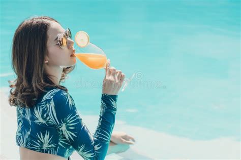 Mooie Asain Vrouwen Met Bikini Stock Afbeelding Image Of Lichaam Vakantie