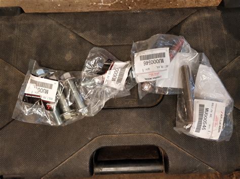 Замена передних рычагов — Mitsubishi Outlander XL, 2,4 л, 2008 года ...