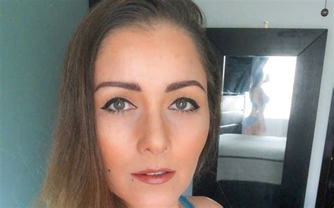 Nana Gouvêa mostra decote poderoso em clique de lingerie GQ Musa