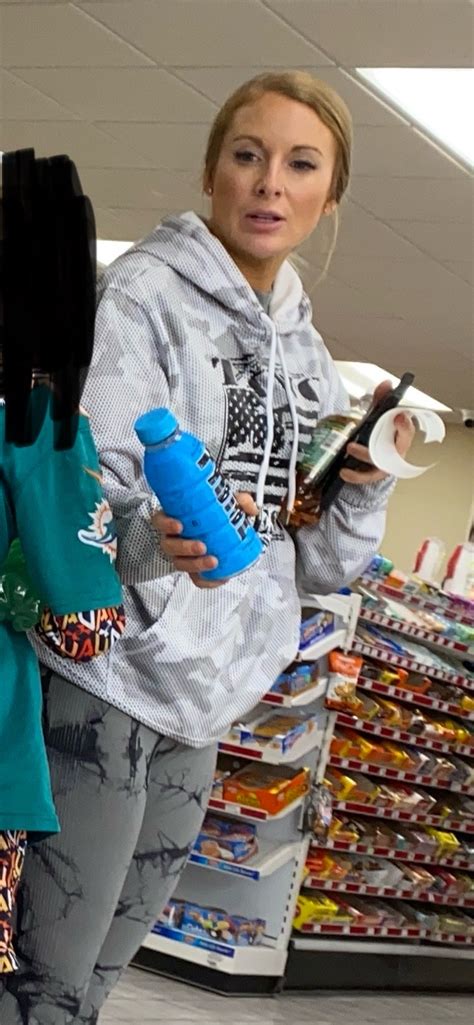 HOT Blonde MILF Spandex Leggings Yoga Pants Forum