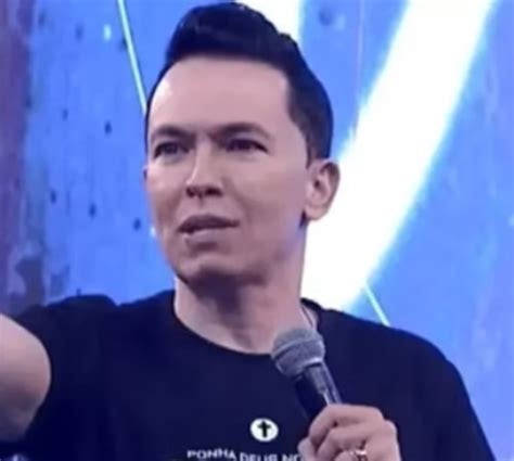 Vídeo Você é gay Vou beijar sua boca diz pastor Lucinho Barreto ao filho de anos Jornal