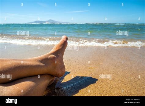 Frau bikini strand schöne surf mädchen gebräunte meer Fotos und Bildmaterial in hoher