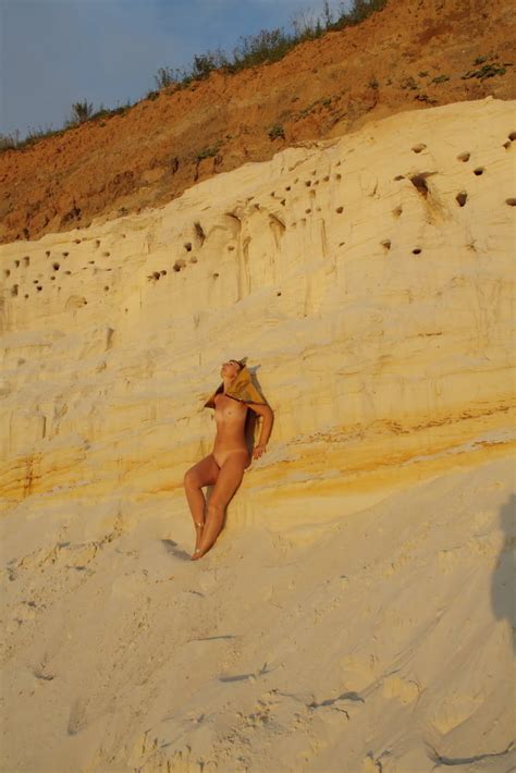 Posing Naked On White Sand In Sunset Time Pics XHamster