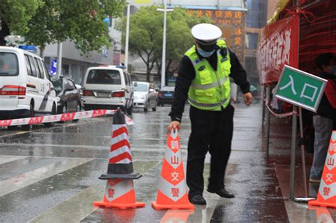 为你撑起“守护伞”！鹤山公安迎风战雨，“疫”无反顾，持续护航我市核酸检测 鹤山市人民政府门户网