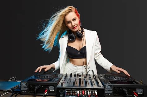 Belle Fille Blonde Dj Sur Les Ponts La Fête Photo Gratuite