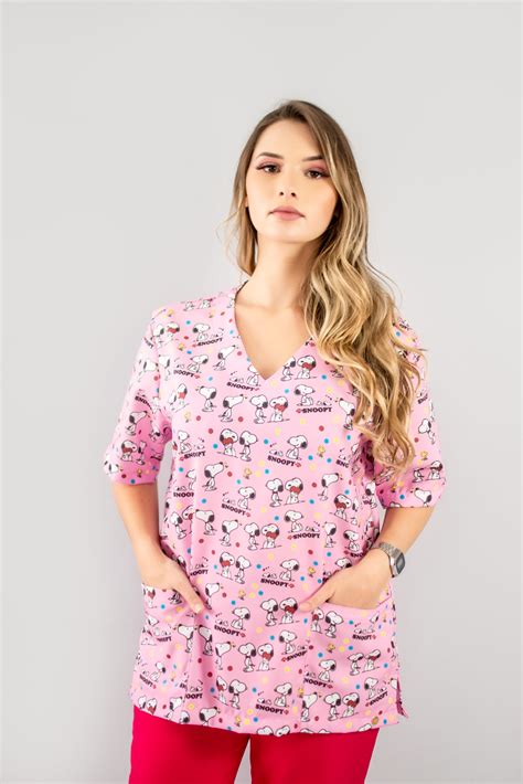 Blusa Scrub De Pijama Cir Rgico Estampado Unissex Snoopy Rosa