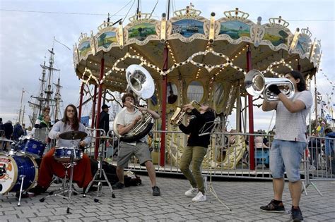 EN IMAGES Larrivée spectaculaire des bateaux du festival du Chant de