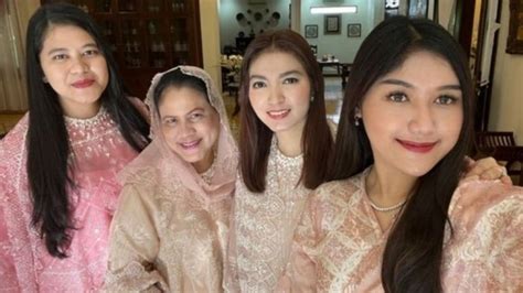 Foto Di Balik Kecantikan Iriana Hingga Erina Gudono Mua Keluarga