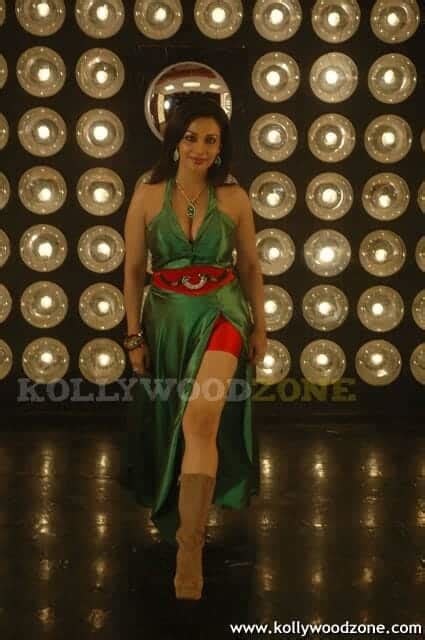 Mayuri Hot Cleavage Pictures 05 231701 Kollywood Zone
