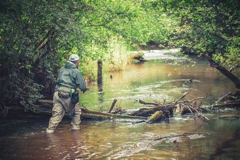 Un Pescador Atrapa Hilando En Los Alcantarillas Pesca De Trucha Foto