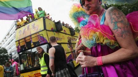 Cientos de miles de personas celebran el Día del Orgullo Gay en Berlín