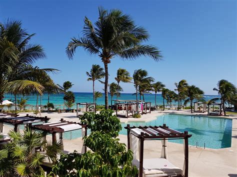 "Der Hauptpool früh am Mor..." Akumal Bay Beach & Wellness …