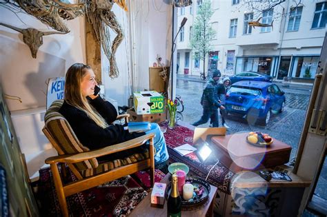 "Suche Wohnung" - Berlinerin setzt sich ins Schaufenster