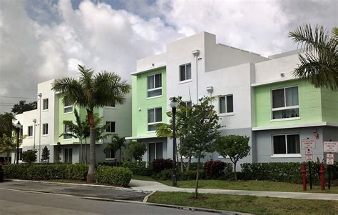 1 room Fort Lauderdale (33312) Utilities inc. 4 0. New Today. Looking for a trustworthy, clean & reliable female roommate. Less than 10 minutes away are BC & FAU, Fort Lauderdale beach, Downtown Fort Lauderdale,... Available now. Early Bird. $1,300 /month..