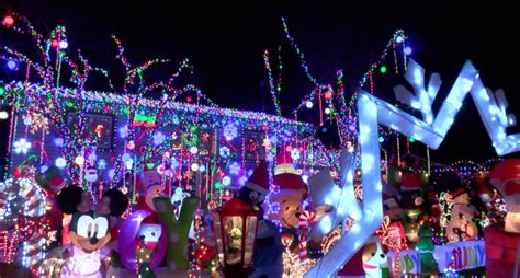 'Griswold House' in Kansas is decked out with over 100,000 Christmas lights