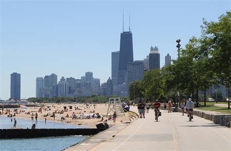 'I'm just chilling:' Beach-goers enjoy Chicago's lakefront on Memorial Day weekend