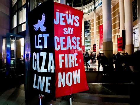 'Let Gaza live': Hundreds of Jewish protesters take over Oakland Federal Building in support of Palestine