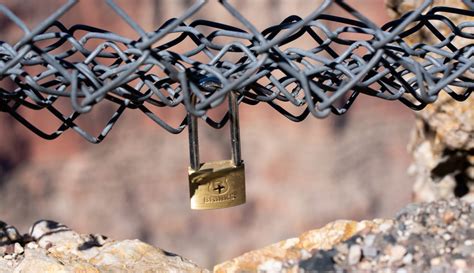 'Love locks' are graffiti and pose danger, National Park officials say