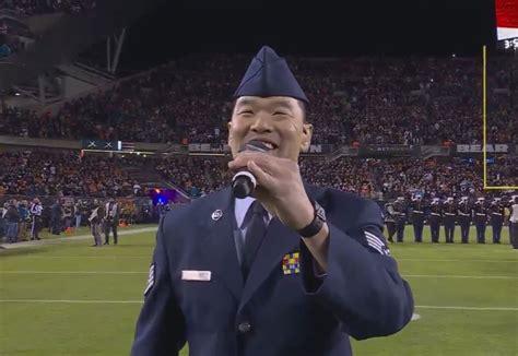 'The mission continues:' Air Force veteran volunteering in Ukraine sings national anthem at Bears game