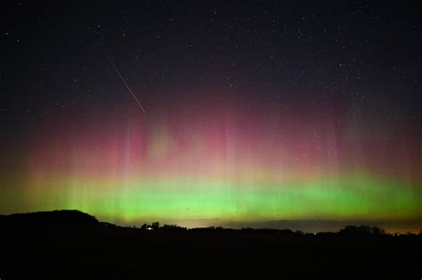 'Uncontainable excitement': 18-year-old captures northern lights over Illinois