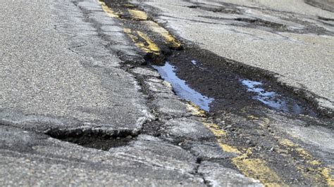 'Worst roads in America' : St. Louis man makes viral videos in push for change