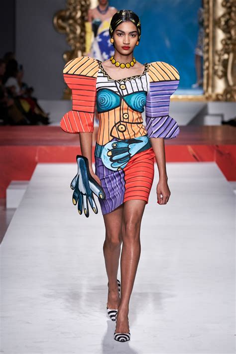 : Moschino: Moda.