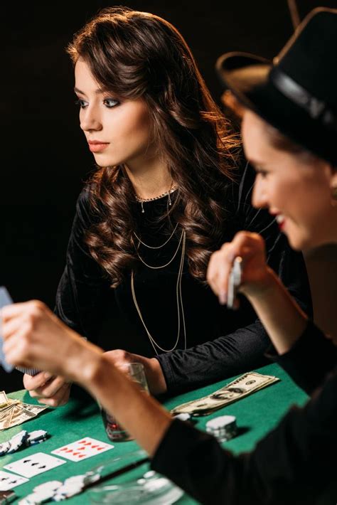 cassino mulher gostosa jogando baralho