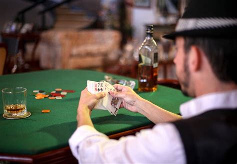 homens jogando casino