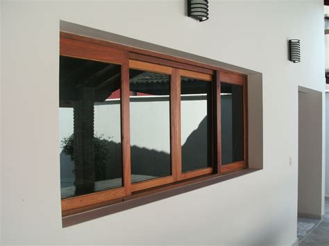 marco de janela de madeira