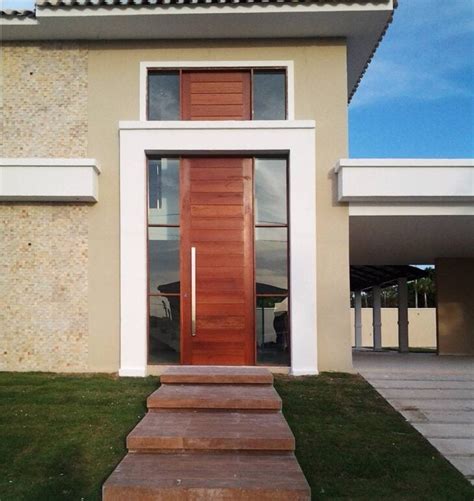 porta de madeira para frente da casa