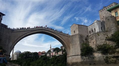 tarihi mostar köprüsünün altından akan nehir