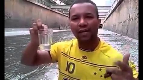 torcedor cruzeirense pagando aposta de futebol para amigo dotado