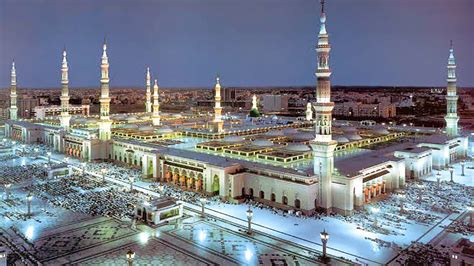   كم عدد منارات المسجد النبوي يتمتع المسجد النبوي بأهمية دينية وتاريخية، حيث بناه الرسول محمد صلى الله عليه وسلم، ثم استمرت 