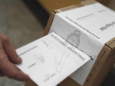 ¿Cómo y dónde votar en las elecciones primarias de Argentina 2023?: documentos válidos, boletas y más