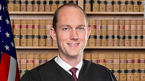¿Quién es Scott McAfee, el juez que supervisará el caso contra Trump en Georgia?