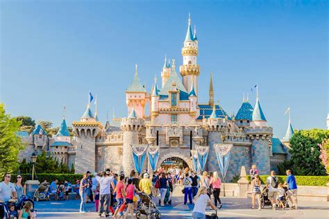 Área del parque Disneyland en California se incendió el sábado, según medios
