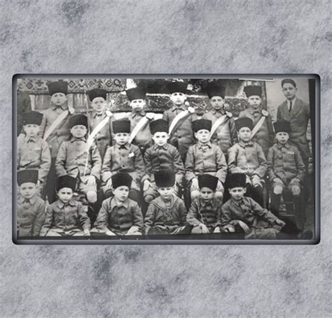 Çanakkale'de şehit düşmüş öğretmen ve öğrenciler.