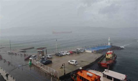 Çanakkale Boğazı, fırtına nedeniyle gemi geçişlerine kapatıldı