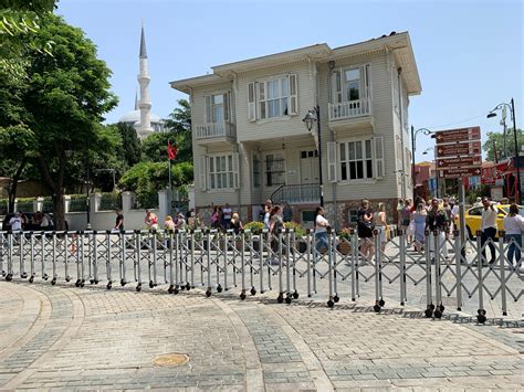 Çelik bariyerler : Netanyahu'nun oğlu evlilik öncesi koruma hazırlıkları sürüyor.